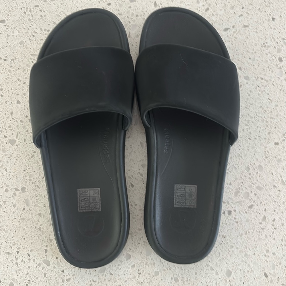 Lululemon Women’s Restfeel Slide in Black.